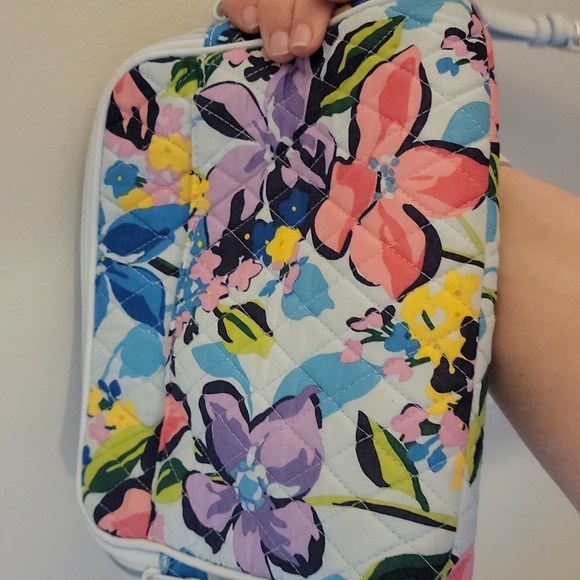 Vera Bradley floral pattern cross body - Picture 3 of 4
